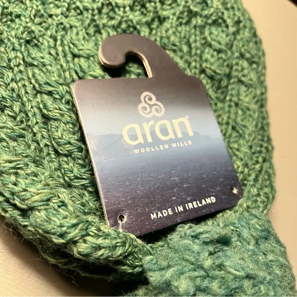Aran Woollen Mills Green Cable-Knit Pom Beanie with Wooden Buttons NWT Women’s - Picture 5 of 11